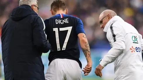 AFUERA. Lucas Digne con los médicos de la Selección de Francia en el amistoso contra Colombia.