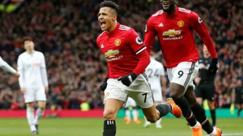 Alexis Sánchez gritando su gol en Manchester United.