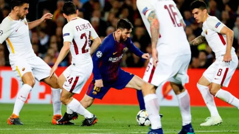 CONTRA TODOS. Lionel Messi controla mientras cinco jugadores de la Roma lo acorralan.