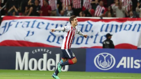 Isaac Brizuela no desperdició el esfuerzo de Rodolfo Pizarro y anotó el gol de la victoria (Foto: @Chivas)