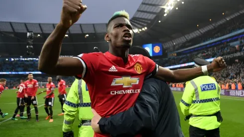 EUFORIA ROJA. Paul Pogba fue con los fanáticos del Manchester United para celebrar (Foto: Getty).