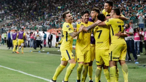 Los jugadores de Boca celebrando en el campo de juego.