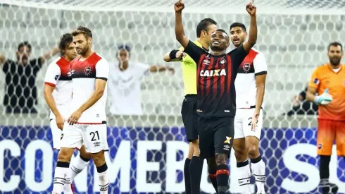 AL CIELO. Mientras Atlético Paranaense celebra su gol, Newell's se lamenta por el resultado.