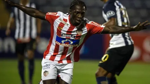 ARRANCÓ JUNIOR. Yimmy Chará celebra el 1-0 parcial del conjunto de Barranquilla.