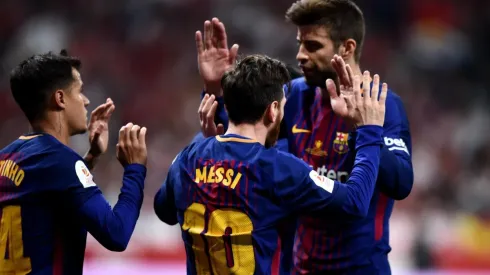 LOS GOLEADORES. Piqué felicita a Messi y Coutinho en la final de la Copa del Rey (Foto: Getty).