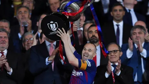 Guardiola le quiere cambiar los planes a Iniesta