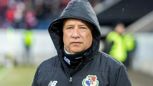 MIRANDO AL MUNDIAL. Hernán Darío Gómez durante un amistoso contra Suiza con Panamá antes de Rusia 2018 (Foto: Getty).