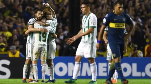 DERROTA FUERA DE CASA. Palmeiras celebra el 2-0 ante la frustración de Wanchope Ábila (Foto: Getty).