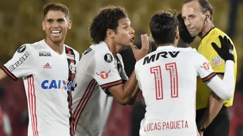 El árbitro terminó el partido cuando Flamengo ponía el 1-0 y desató un escándalo