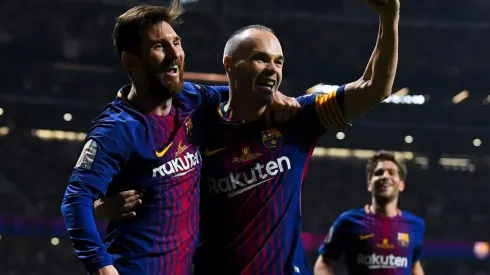 Foto de Andres Iniesta junto a Lionel Messi.