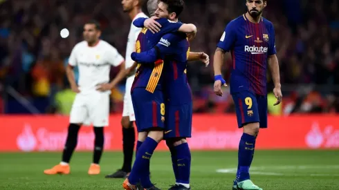 ADIÓS, CEREBRO. El abrazo de Messi a Iniesta en la final de la Copa del Rey (Foto: Getty).