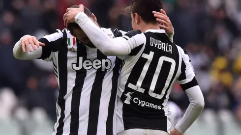 Gonzalo Higuaín celebrando junto a Paulo Dybala
