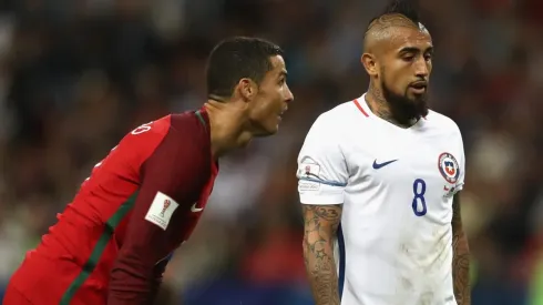 ENFRENTADOS. Cristiano Ronaldo y Arturo Vidal en la Copa Confederaciones 2017 (Foto: Getty).