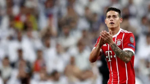 Foto de James Rodríguez con la afición del Real Madrid de fondo.