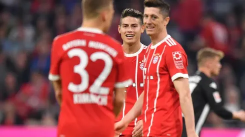 Foto de James Rodríguez con los jugadores de Bayern Munich.