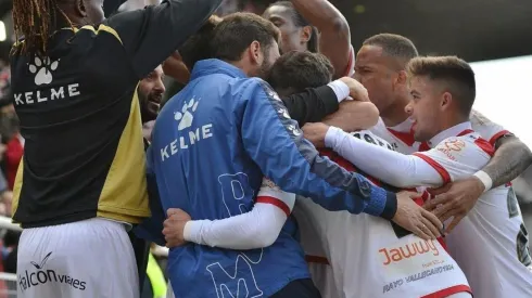 Juegadores del Rayo celebran un gol
