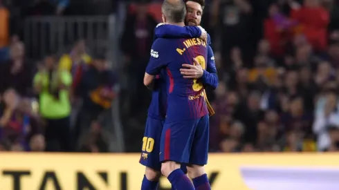ADIÓS, LEO. Iniesta y Messi se abrazan en El Clásico del domingo, el último del Cerebro (Foto: Getty).
