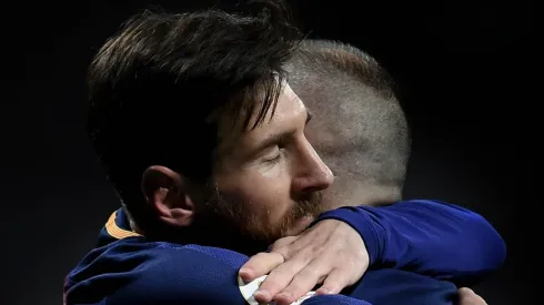 ABRAZO DEL ALMA. Messi e Iniesta, una sociedad inagotable.