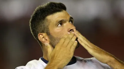 Emmanuel Gigliotti con la camiseta de Independiente.