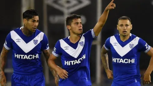 ALLÁ AL ÁNGULO. Robertone es una de las figuras del Vélez de Gabriel Heinze.