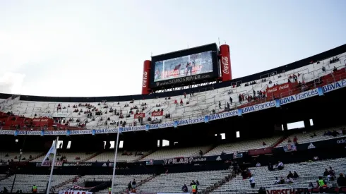 POCA GENTE. El Monumental sufrió el horario que dispuso la Superliga (Foto: Getty).