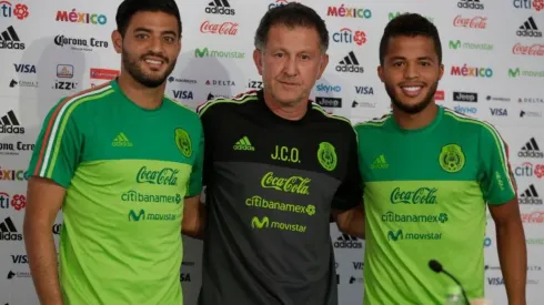 A los costados Carlos Vela y Giovani dos Santos