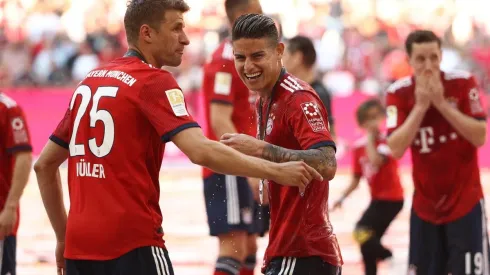 SONRISA CAFETERA. James Rodríguez junto a Thomas Müller en los festejos del Bayern Múnich (Foto: Getty).
