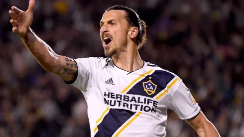 ENOJADO CON LA SUERTE. Ibrahimovic casi hace un golazo de tiro libre para LA Galaxy (Foto: Getty).