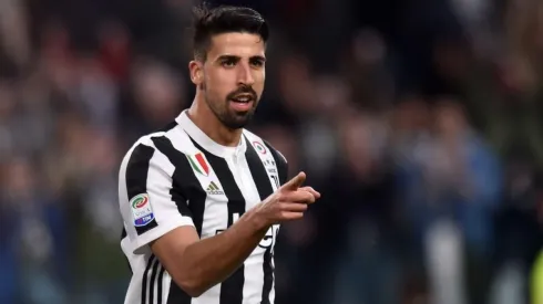 Sami Khedira celebra un tanto con la camiseta de Juventus.