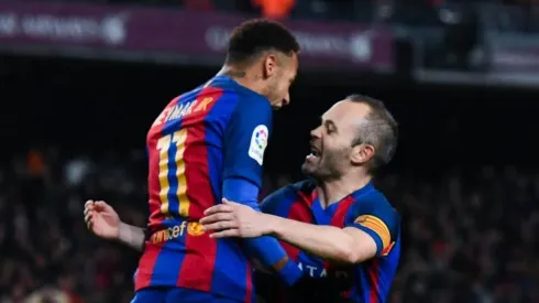 DÍAS CULÉS. Iniesta celebra junto a Neymar en el Camp Nou con Barcelona.