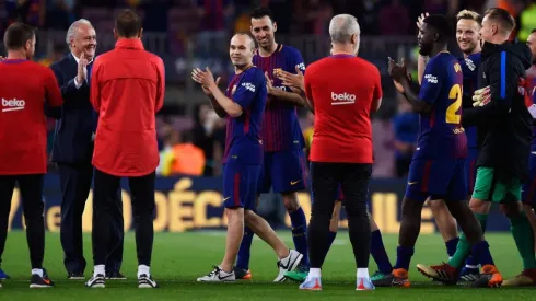 ADIÓS, CEREBRO. Pasillo de los jugadores y asistentes del Barcelona para Iniesta (Foto: Getty).