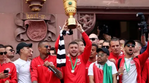 La bandera de México presente en los festejos de Eintracht Frankfurt.