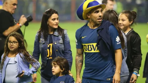 ANTES DE MILÁN. Carlos Tevez con su familia durante los festejos de la Superliga (Foto: Getty).