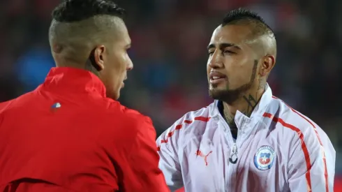 Foto de Arturo Vidal junto a Paolo Guerrero.
