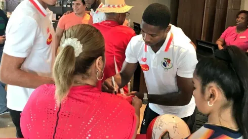 La delegación canaleña tuvo una despedida emotiva con su afición