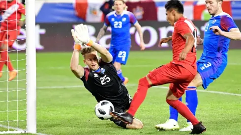 NO PUDO ATAJAR. El arquero de Islandia ante Perú hace unos días atrás (Foto: Getty).