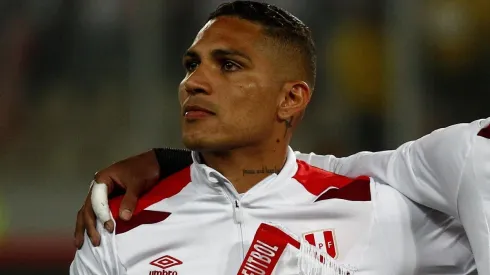 Paolo Guerrero se emocionó al cantar el himno y contagió a todo Perú