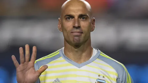 ACÁ ESTOY. El saludo de Wilfredo Caballero a la hinchada argentina en La Bombonera (Foto: Getty).