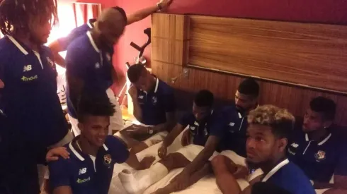 El lesionado Quintero fue acompañado por sus compañeros