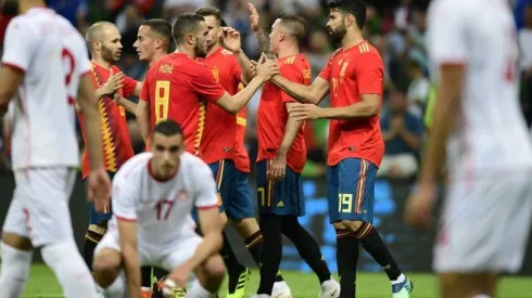LA ROJA. Todos celebran el gol de Iago Aspas en España, ante la frustración en Túnez.