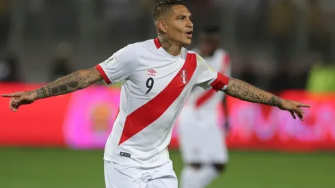 Gran gesto de Paolo Guerrero con los hinchas peruanos. (Foto: Getty)