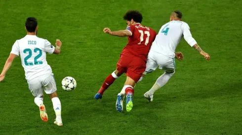 EL MOMENTO EXACTO. Sergio Ramos engancha a Salah antes de caer al suelo en la final de la Champions League (Foto: Getty).