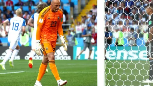 LA FURIA DE WILLY. Islandia celebra en el fondo ante la frustración de Caballero (Foto: Getty).