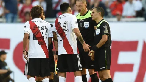 Enzo Pérez se queja con el árbitro