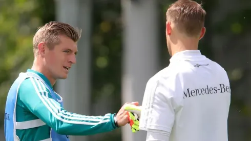 Kroos saluda a Neuer en un entrenamiento en Rusia.