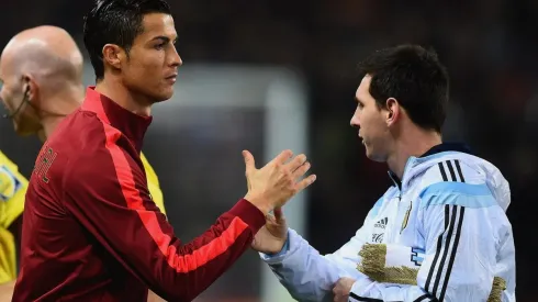 Cristiano y Messi se saludan
