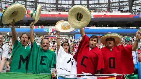 SE HACEN NOTAR. Los aficionados mexicanos llaman la atención en Rusia