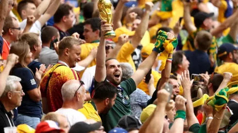 Los hinchas de Dinamarca y Australia festejaron unidos el empate de sus países