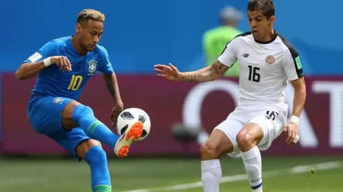 FÚTBOL. Neymar levanta el balón ante la presión de Cristian Gamboa sobre la banda derecha (Foto: Getty).