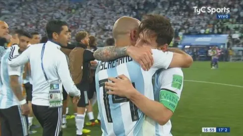 ¡La imagen del día! El abrazo de Messi y Mascherano llorando